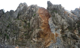 Lại ba người bị đá đè chết ở núi sét đánh trúng mìn