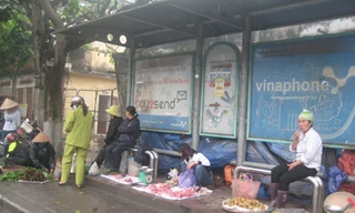 Trạm chờ xe buýt thành nơi họp chợ