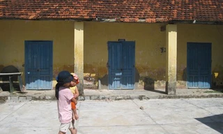 Hàng trăm học sinh hơn 20 năm sống cùng 'kho thuốc độc'