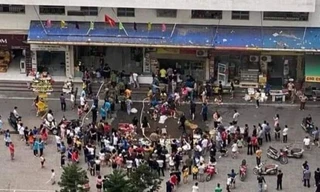 Cửa hàng tiện lợi tại chung cư vạn dân Hà Nội bốc cháy, dân lao vào dập lửa