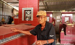 Cụ ông 101 tuổi ở Long An dựng nhà mồ, sống một mình cùng 7 ngôi mộ