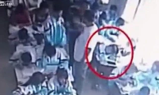 Ngủ gục, nữ sinh bị thầy kéo lê, đá và tống vào tường