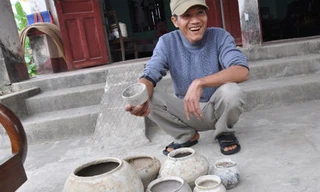 Làm ruộng vô tình đào được bình cổ nghìn tuổi