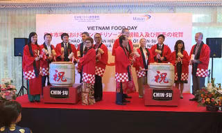 Lễ đập rượu hạnh phúc - một nghi thức của Nhật Bản khi khai trương ra mắt nhằm mang lại may mắn 
