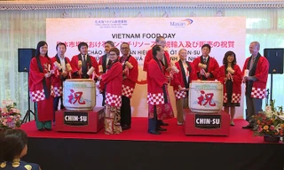 Lễ đập rượu hạnh phúc - một nghi thức của Nhật Bản khi khai trương ra mắt nhằm mang lại may mắn 