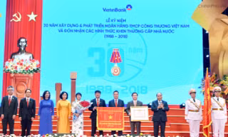 Thay mặt lãnh đạo Đảng, Nhà nước, Thủ tướng đã trao Huân chương lao động Hạng Nhất, Cờ thi đua của Chính phủ cho Vietinbank. Ảnh VGP/Quang Hiếu