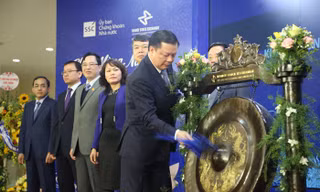 Sáng 2/1, Bộ trưởng Đinh Tiến Dũng đã đánh cồng khai trương phiên chứng khoán đầu năm 2018 