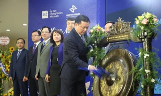 Sáng 2/1, Bộ trưởng Đinh Tiến Dũng đã đánh cồng khai trương phiên chứng khoán đầu năm 2018 