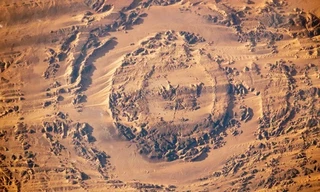 Giải mã những đụn cát quanh 'con mắt' khổng lồ ở sa mạc Sahara