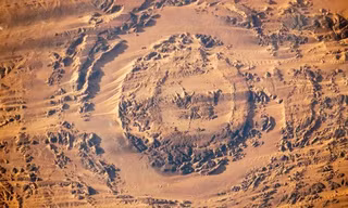 Giải mã những đụn cát quanh 'con mắt' khổng lồ ở sa mạc Sahara