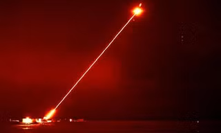 Vũ khí laser DragonFire mới có thể bắn hạ máy bay không người lái 