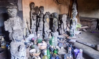 Ngôi mộ hoàng gia có vết máu, ám chỉ sự hiến tế con người