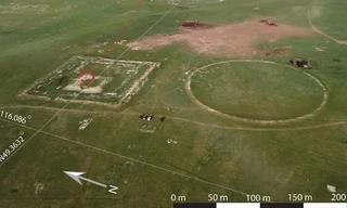 Tìm thấy hài cốt 1.000 năm tuổi của 'người phụ nữ quyền quý' mặc áo choàng lụa ở Mông Cổ 