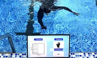 Dùng AI chế găng điện tử biến cử động tay thành tin nhắn