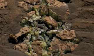 Tình cờ phát hiện ra tinh thể lưu huỳnh cực hiếm từ một tảng đá trên sao Hỏa 