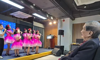 Nhạc sĩ Phạm Tuyên xúc động trong buổi ra mắt sách của con gái