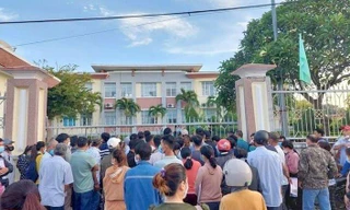 Người dân tập trung trước trụ sở huyện Cam Lâm chờ làm thủ tục đất đai.