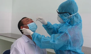 CDC Khánh Hoà lấy mẫu xét nghiệm người dân về từ TP.HCM. Ảnh Báo Khánh Hoà.