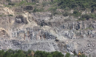 Cảnh khai thác tại mỏ đá Hòn Ngang. Ảnh L.H