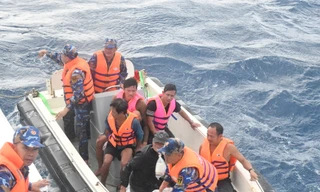 Cứu 5 ngư dân trên tàu cá Bình Định bị chìm