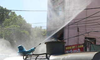 Lực lượng bộ đội phun hoá chất khử khuẩn TP. Tuy Hoà. Ảnh LỮ HỒ.