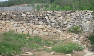 Nha Trang sẽ cưỡng chế bức tường đá khổng lồ 'treo' trên đầu dân