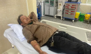 Thanh sắt nút giao thông đang thi công rơi trúng người đi đường