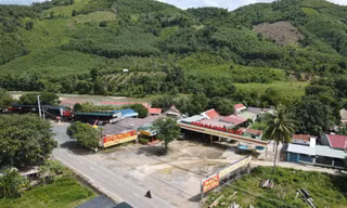 Một điểm dừng chân trái phép được xây dựng trên tuyến Quốc lộ 27C nối Nha Trang - Đà Lạt