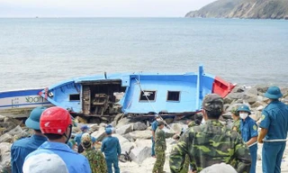 Thuyền cá bị sóng biển đánh chìm, 1 ngư dân mất tích