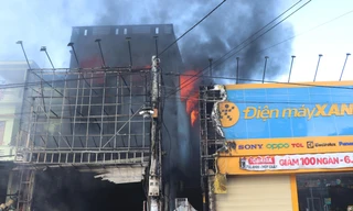 Hiện trường vụ cháy cửa hàng điện máy Thái Viên. Ảnh L.H