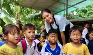 Đưa phở nóng lên tận trường cho trẻ em Raglai