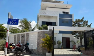 Căn biệt thự nơi có người đàn ông nằm gục trên ghế salon