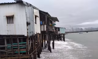 Sóng đánh nhà tơi tả, dân xóm Chụt Nha Trang sống trong sợ hãi