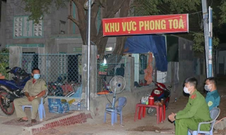 Lực lượng chức năng phong toả khu vực có ca mắc COVID - 19 ở huyện Ninh Phước. Ảnh CÔNG HOAN.