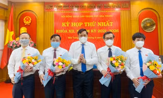 Lãnh đạo Thành uỷ Nha Trang chúc mừng ông Nguyễn Sỹ Khánh (thứ 2 từ trái qua) và các Phó chủ tịch TP. Nha Trang. Ảnh Xuân Thành/Báo Khánh Hoà.