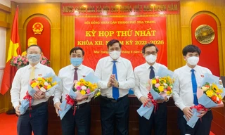 Lãnh đạo Thành uỷ Nha Trang chúc mừng ông Nguyễn Sỹ Khánh (thứ 2 từ trái qua) và các Phó chủ tịch TP. Nha Trang. Ảnh Xuân Thành/Báo Khánh Hoà.