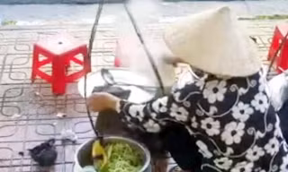 Người đổ thức ăn thừa vào nồi nước lèo tiếp tục bị xử phạt