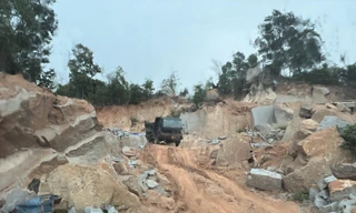 Vụ xe tải ùn ùn chở đá lậu ở Khánh Hòa: Kỷ luật chủ tịch xã