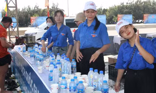 Tình nguyện viên tiếp sức ở Tiền Phong Marathon 2024
