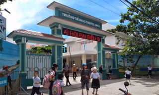 Đề nghị kỷ luật hiệu trưởng trường tiểu học bớt thức ăn của hơn 900 học sinh