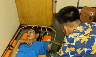 Tàu Hải quân đưa ngư dân bị đột quỵ về đảo Trường Sa điều trị