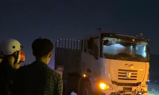 Xe máy cuốn vào gầm xe tải, 2 thanh niên tử vong