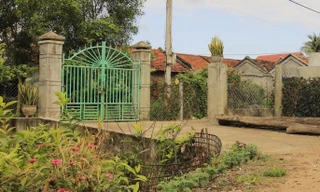 Cổng nhà bà Nhinh - hiện trường xảy ra vụ việc. Ảnh L.H