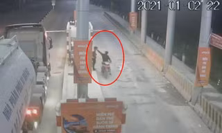 Bị nhắc nhở khi chạy sai làn, người đi xe máy đâm trọng thương nhân viên trạm thu phí