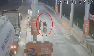 Bị nhắc nhở khi chạy sai làn, người đi xe máy đâm trọng thương nhân viên trạm thu phí
