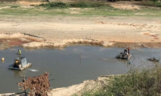 'Cát tặc' vẫn ngang nhiên đào xới hồ thuỷ lợi ở Khánh Hoà 