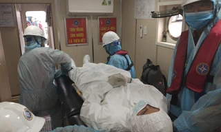 Lực lượng cứu hộ đưa thuyền viên người Philippines lên bờ cấp cứu. Ảnh CTV