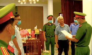Công an đọc lệnh bắt cựu Chủ tịch UBND tỉnh Khánh Hoà tại nhà riêng. Ảnh công an cung cấp