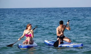 Chèo SUP ngắm cảnh cực 'chill' trên biển Nha Trang