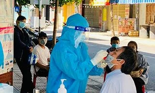 Nhân viên y tế Khánh Hoà lấy mẫu test nhanh COVID - 19 cho người dân